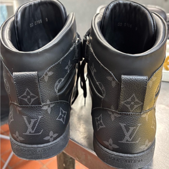 Louis Vuitton sneaker high top. - Picture 3 of 6